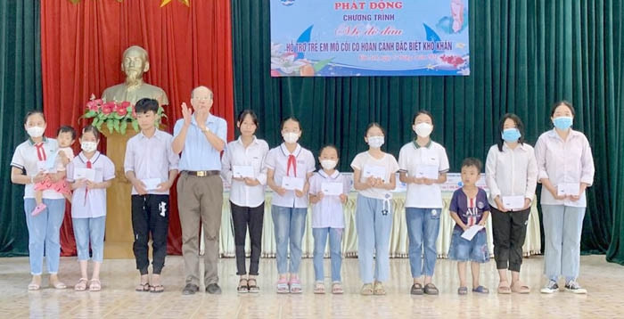 Xã Kim Anh có 11 trẻ mồ côi được nhận đỡ đầu